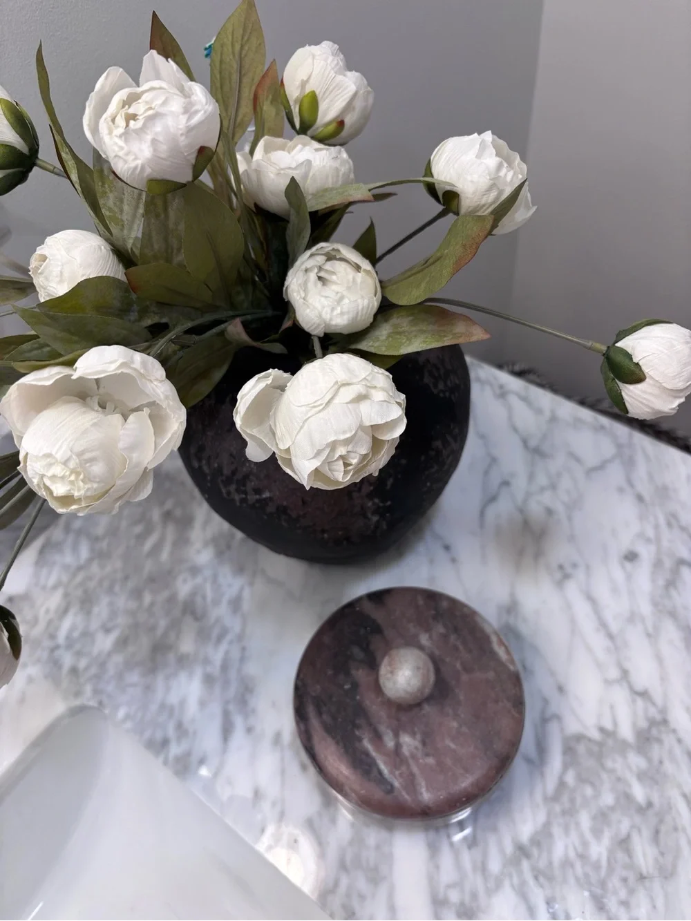 VIRAL Ashland Artificial Cream Peony Stems with Green Leaves (4 pack)